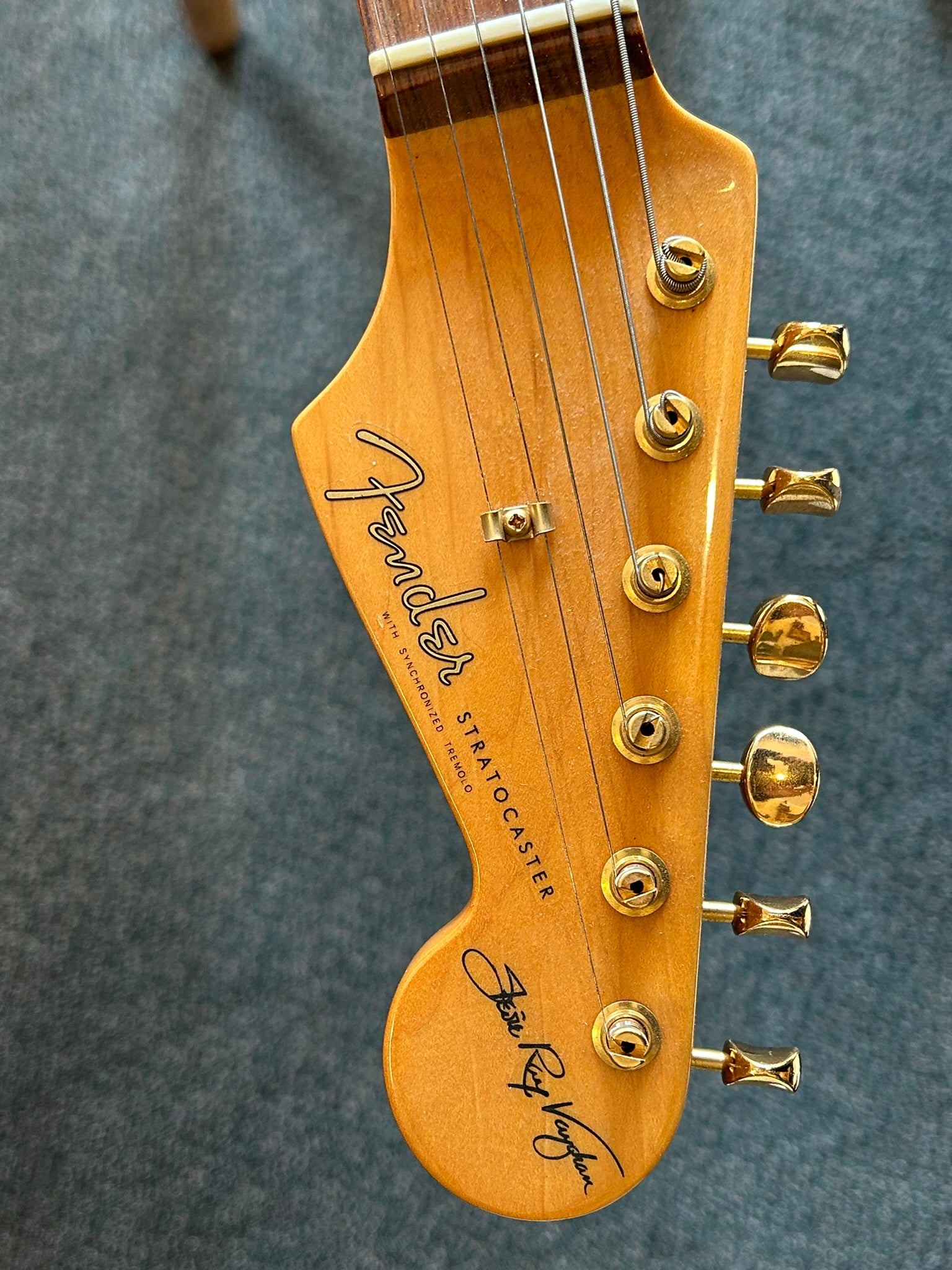 Fender Stevie Ray Vaughan Stratocaster, Pau Ferro Fingerboard, 3-Color Sunburst Guitar