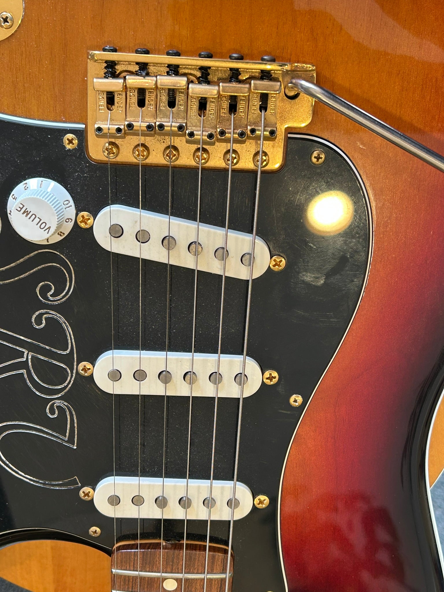 Fender Stevie Ray Vaughan Stratocaster, Pau Ferro Fingerboard, 3-Color Sunburst Guitar