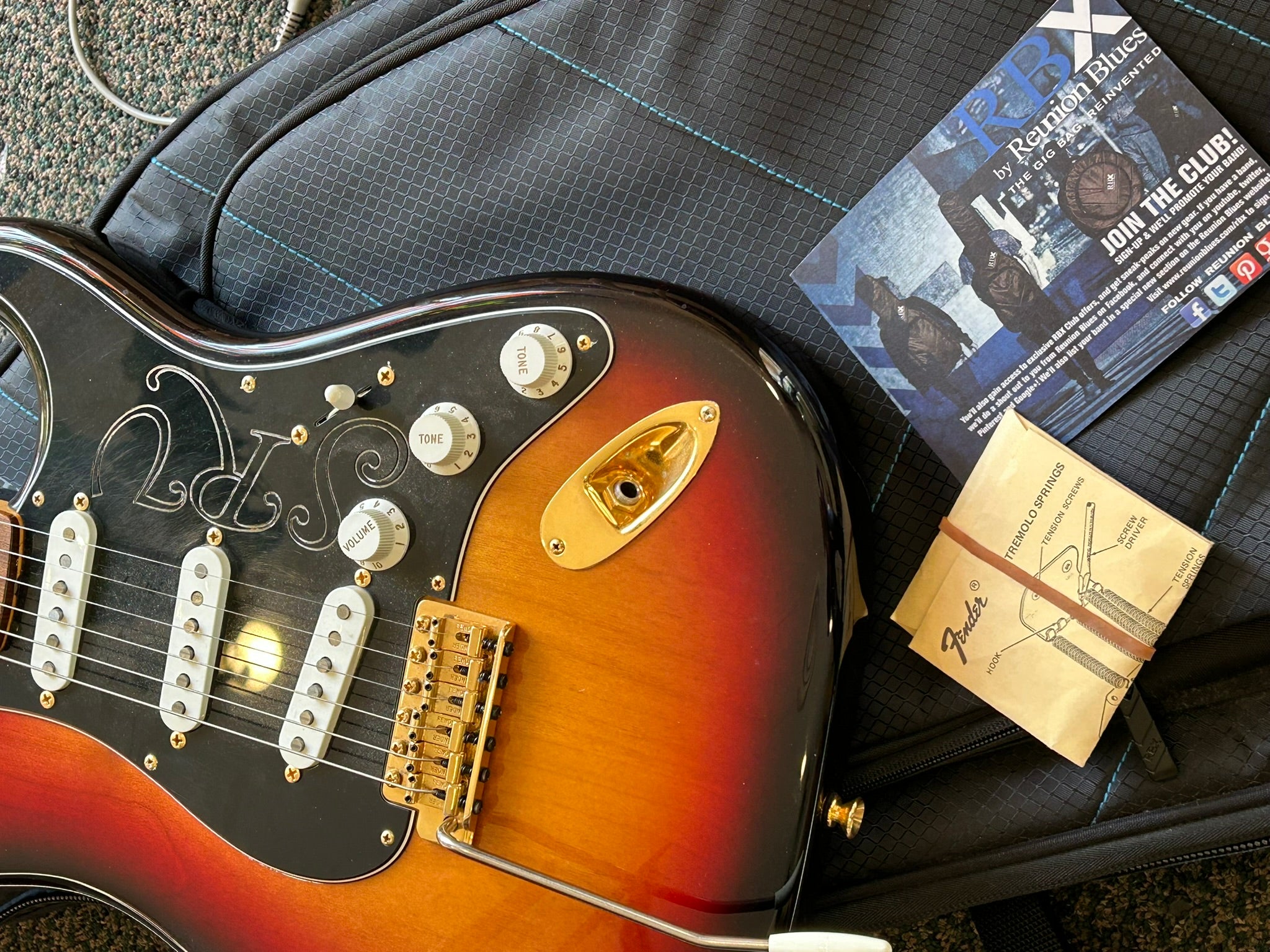 Fender Stevie Ray Vaughan Stratocaster, Pau Ferro Fingerboard, 3-Color Sunburst Guitar