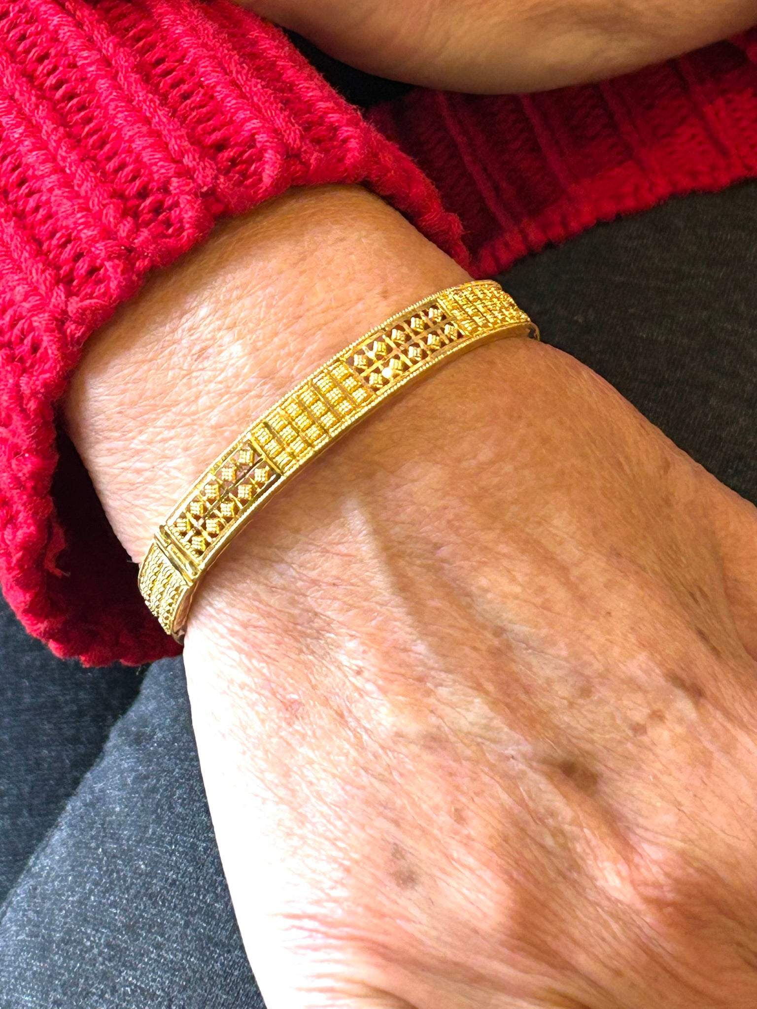 22k 916 Gold Bangle Bracelet W Screw 7" - 16.1 Grams - 8.2mm