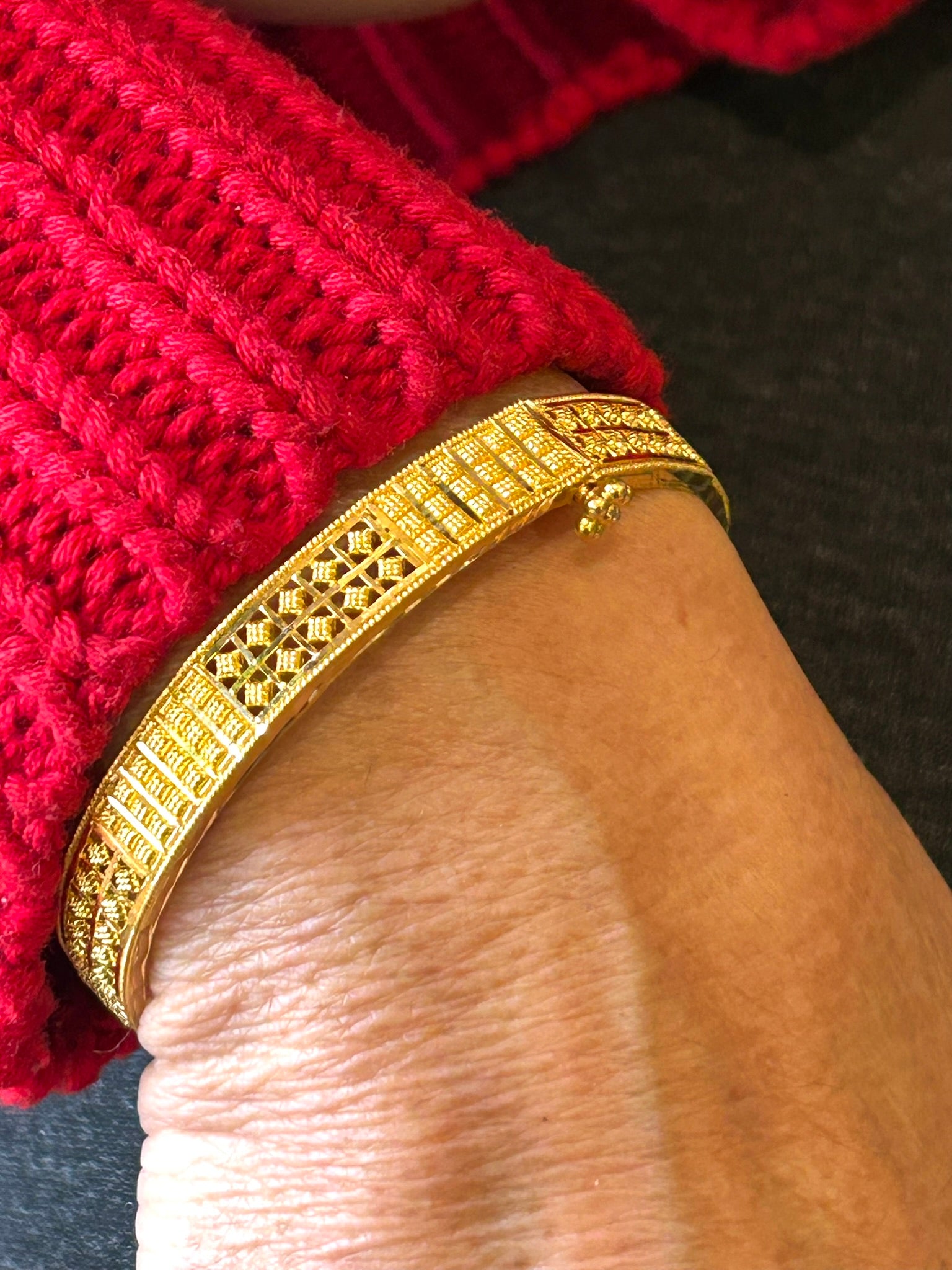 22k 916 Gold Bangle Bracelet W Screw 7" - 16.1 Grams - 8.2mm