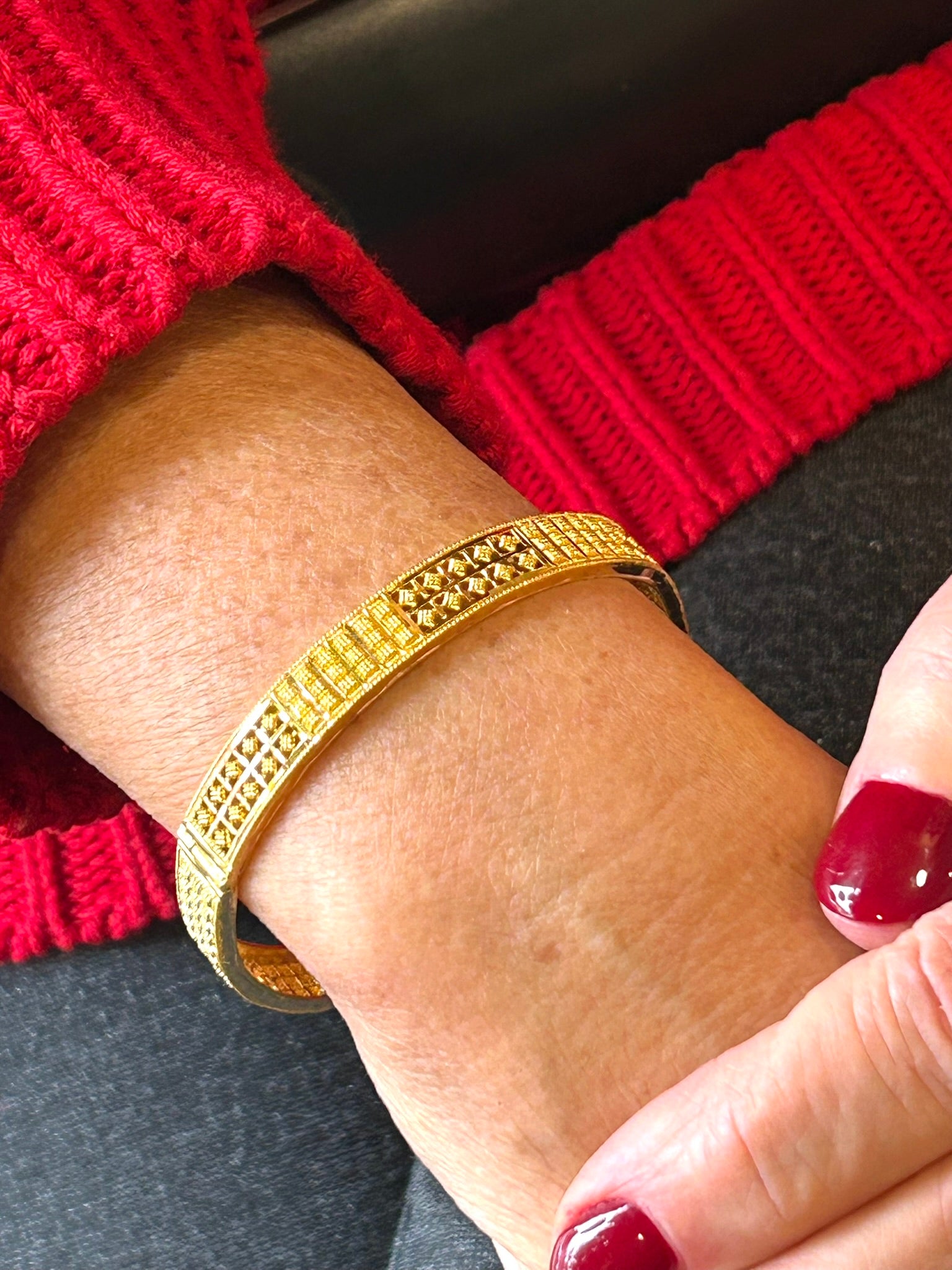 22k 916 Gold Bangle Bracelet W Screw 7" - 16.1 Grams - 8.2mm