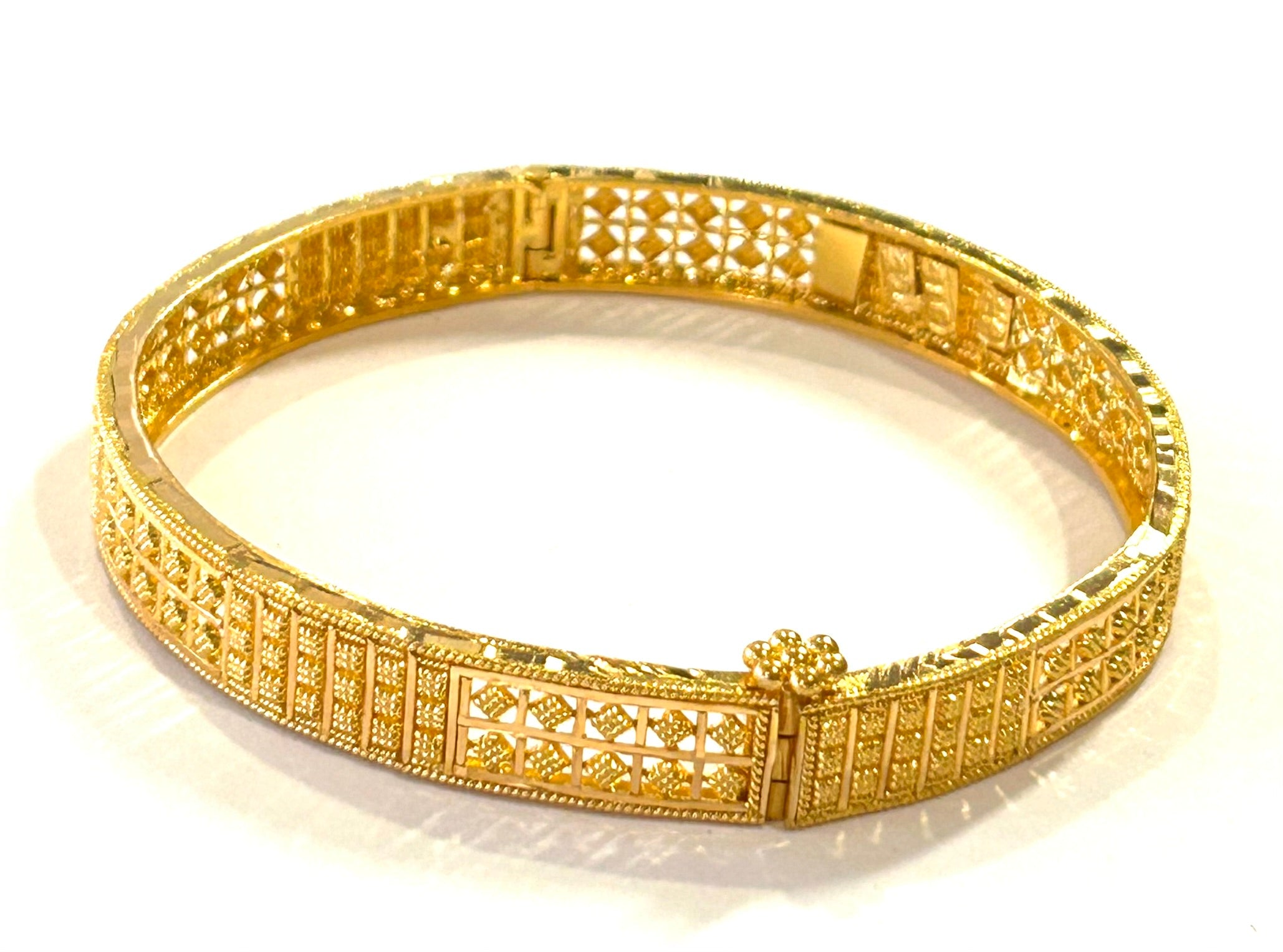 22k 916 Gold Bangle Bracelet W Screw 7" - 16.1 Grams - 8.2mm
