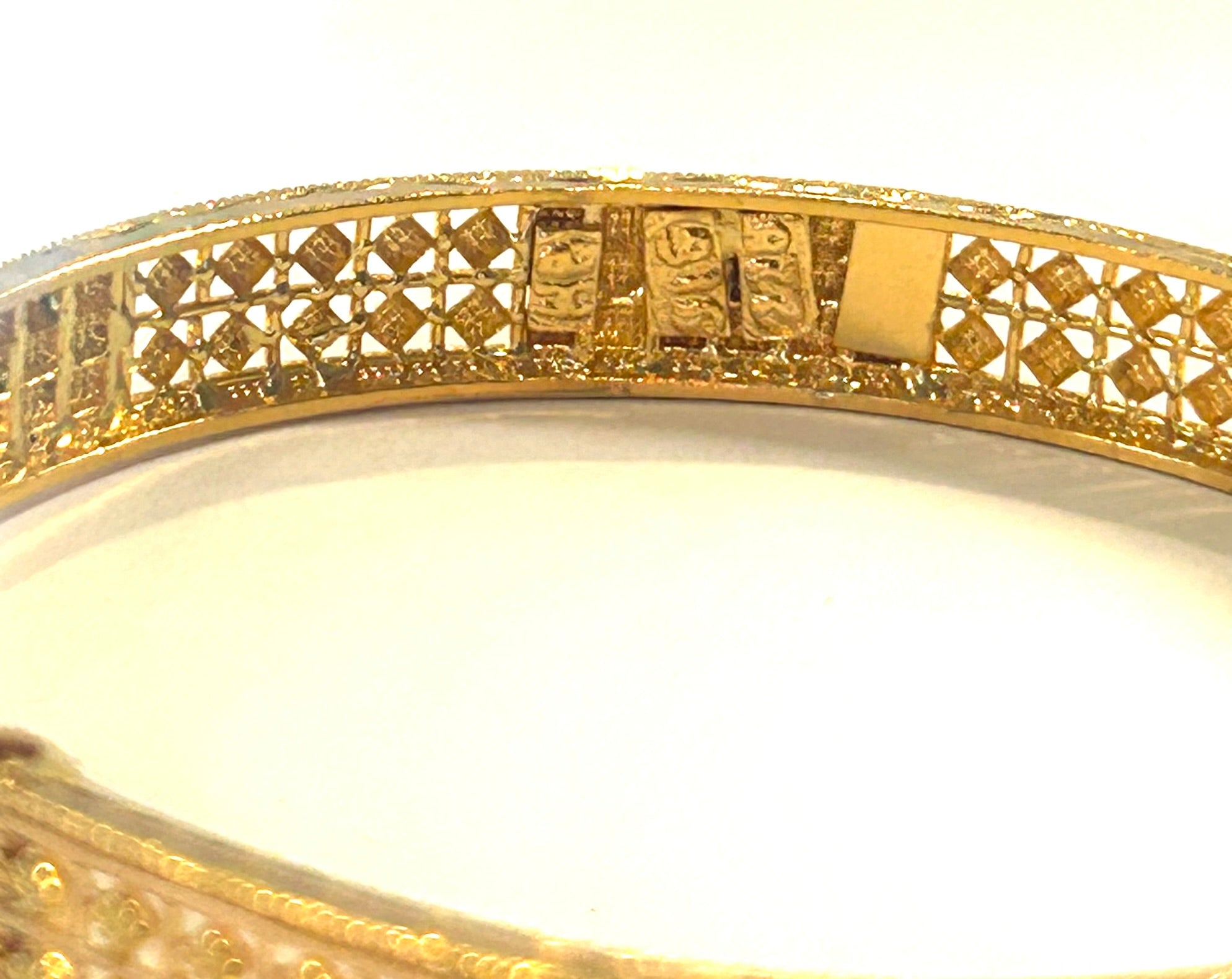 22k 916 Gold Bangle Bracelet W Screw 7" - 16.1 Grams - 8.2mm