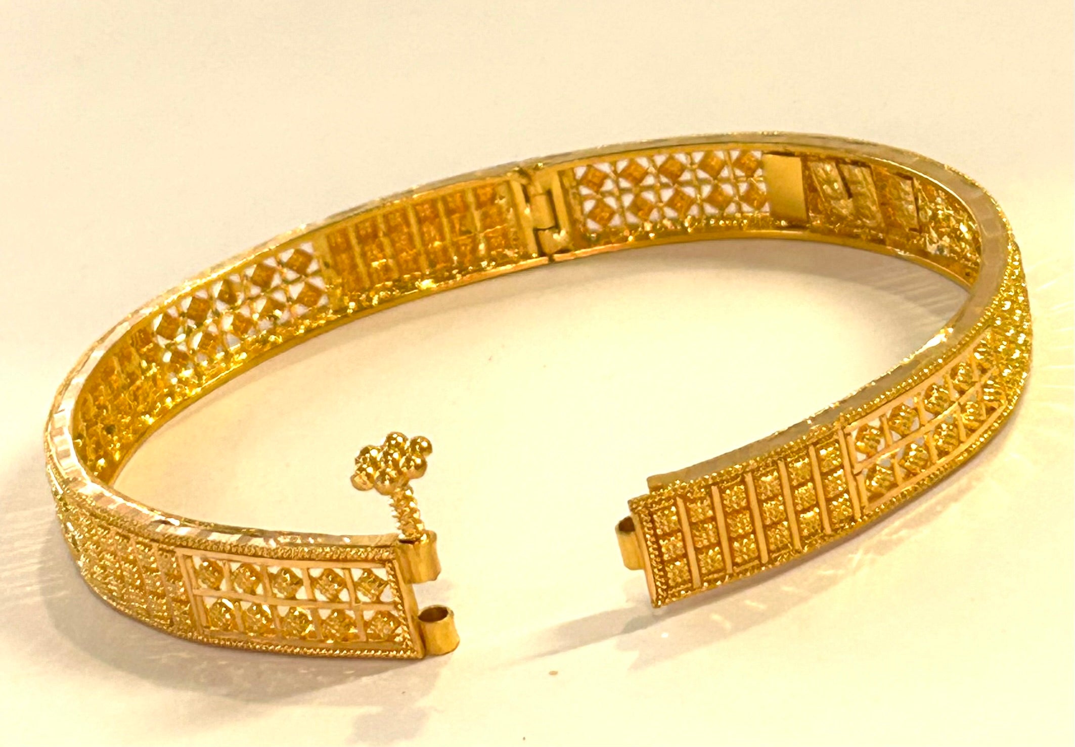 22k 916 Gold Bangle Bracelet W Screw 7" - 16.1 Grams - 8.2mm