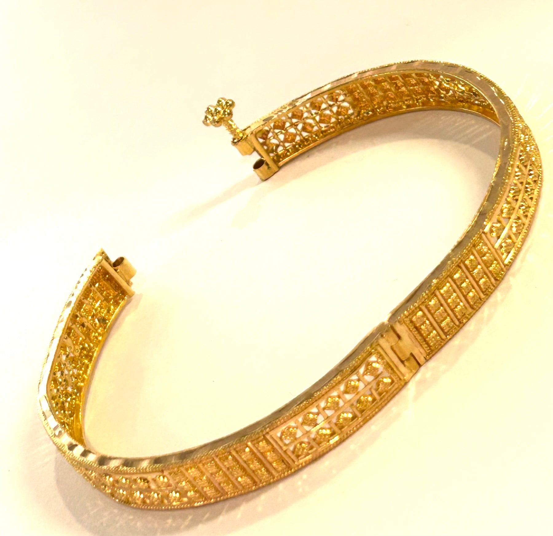 22k 916 Gold Bangle Bracelet W Screw 7" - 16.1 Grams - 8.2mm