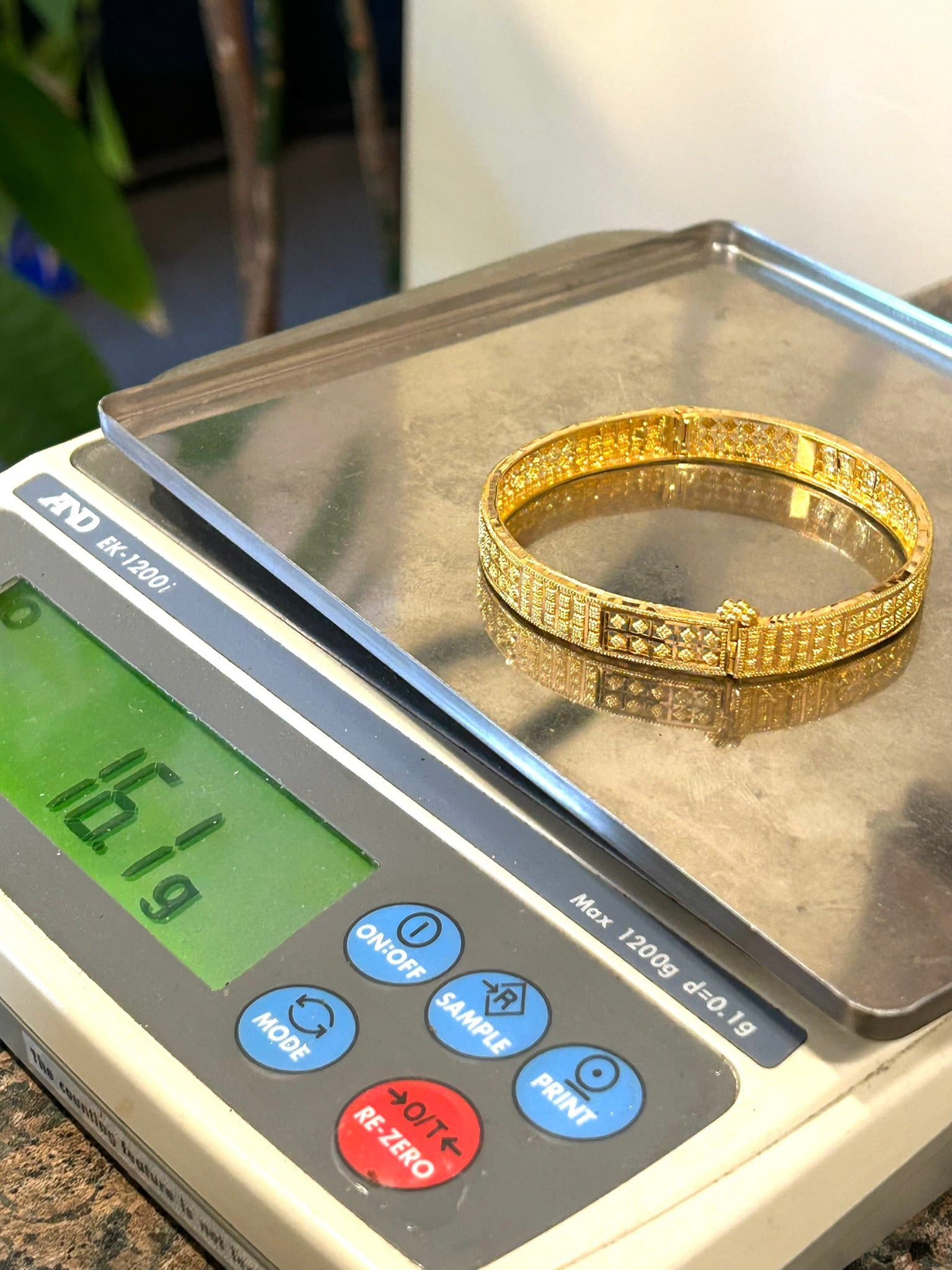 22k 916 Gold Bangle Bracelet W Screw 7" - 16.1 Grams - 8.2mm