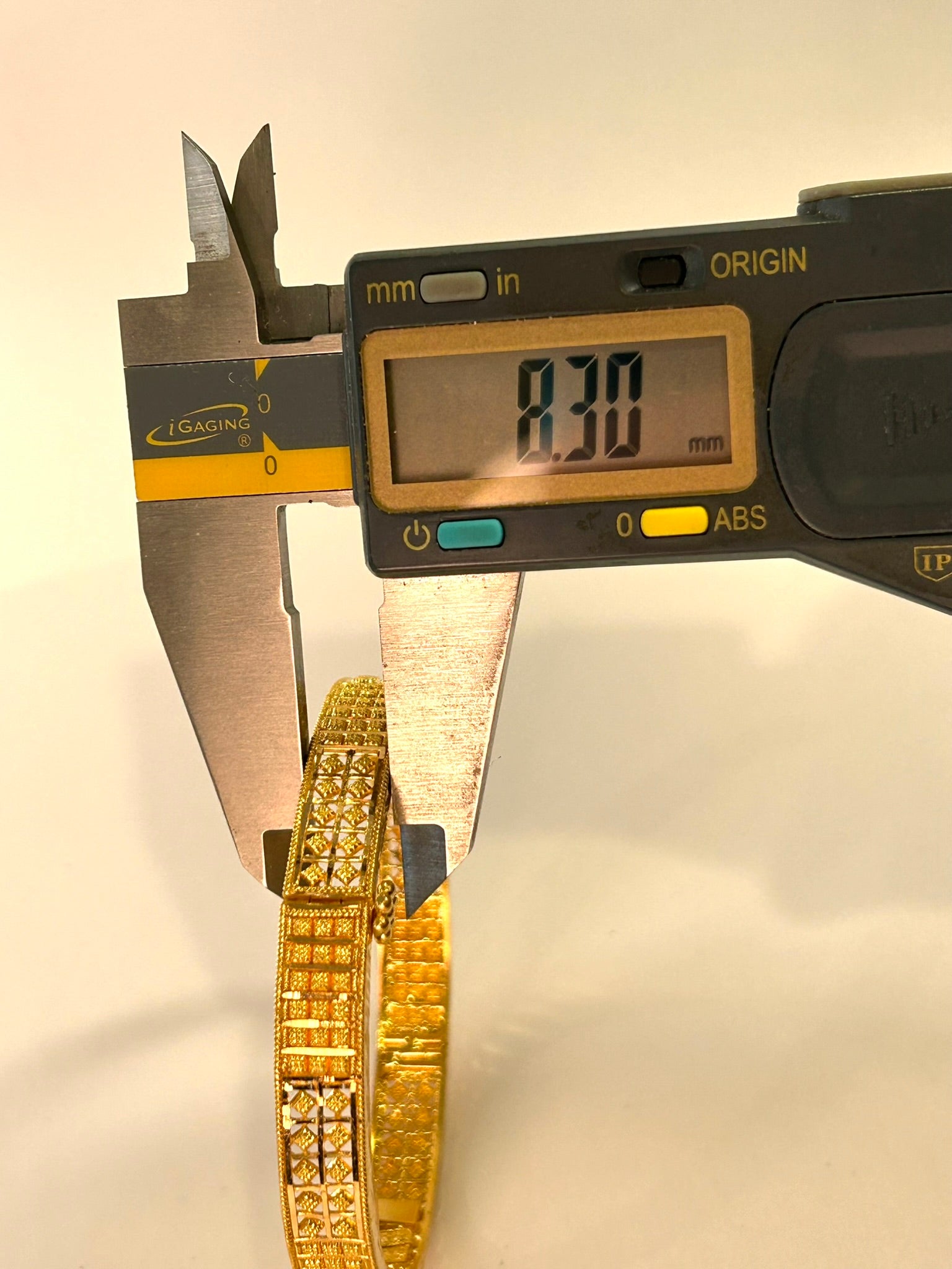 22k 916 Gold Bangle Bracelet W Screw 7" - 16.1 Grams - 8.2mm