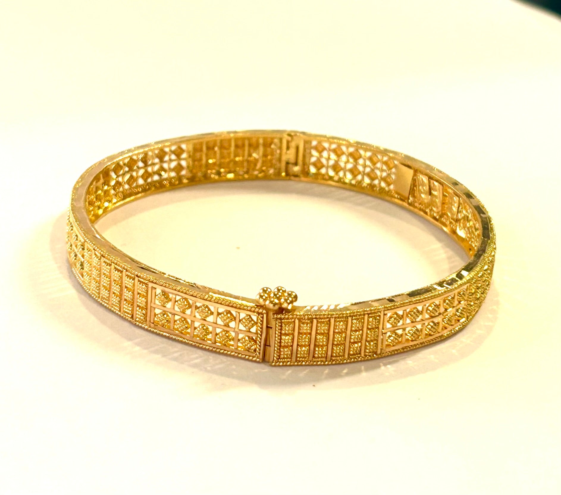 22k 916 Gold Bangle Bracelet W Screw 7" - 16.1 Grams - 8.2mm
